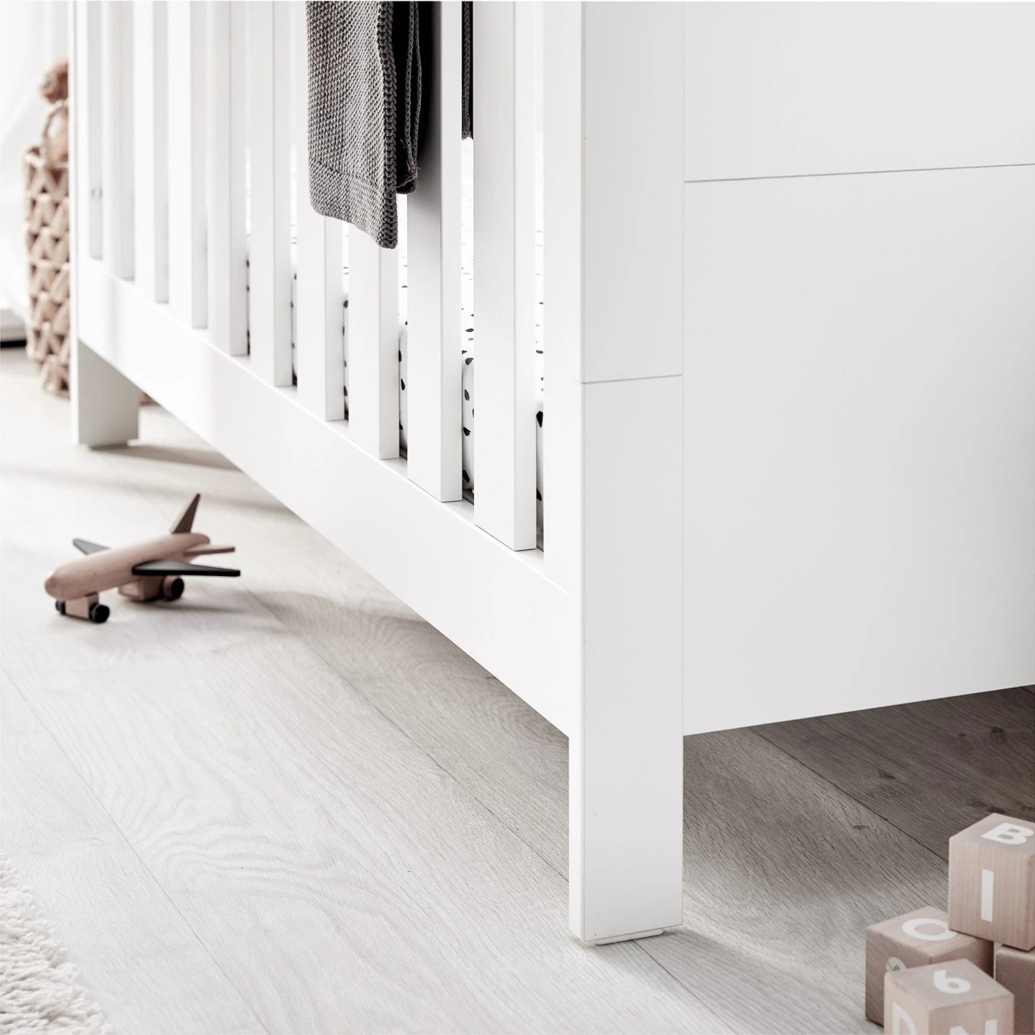 Silver Cross Finchley 2-Piece Wardrobe Roomset - White 6 Silver Cross Finchley 2-Piece Wardrobe Roomset - White - Image 4