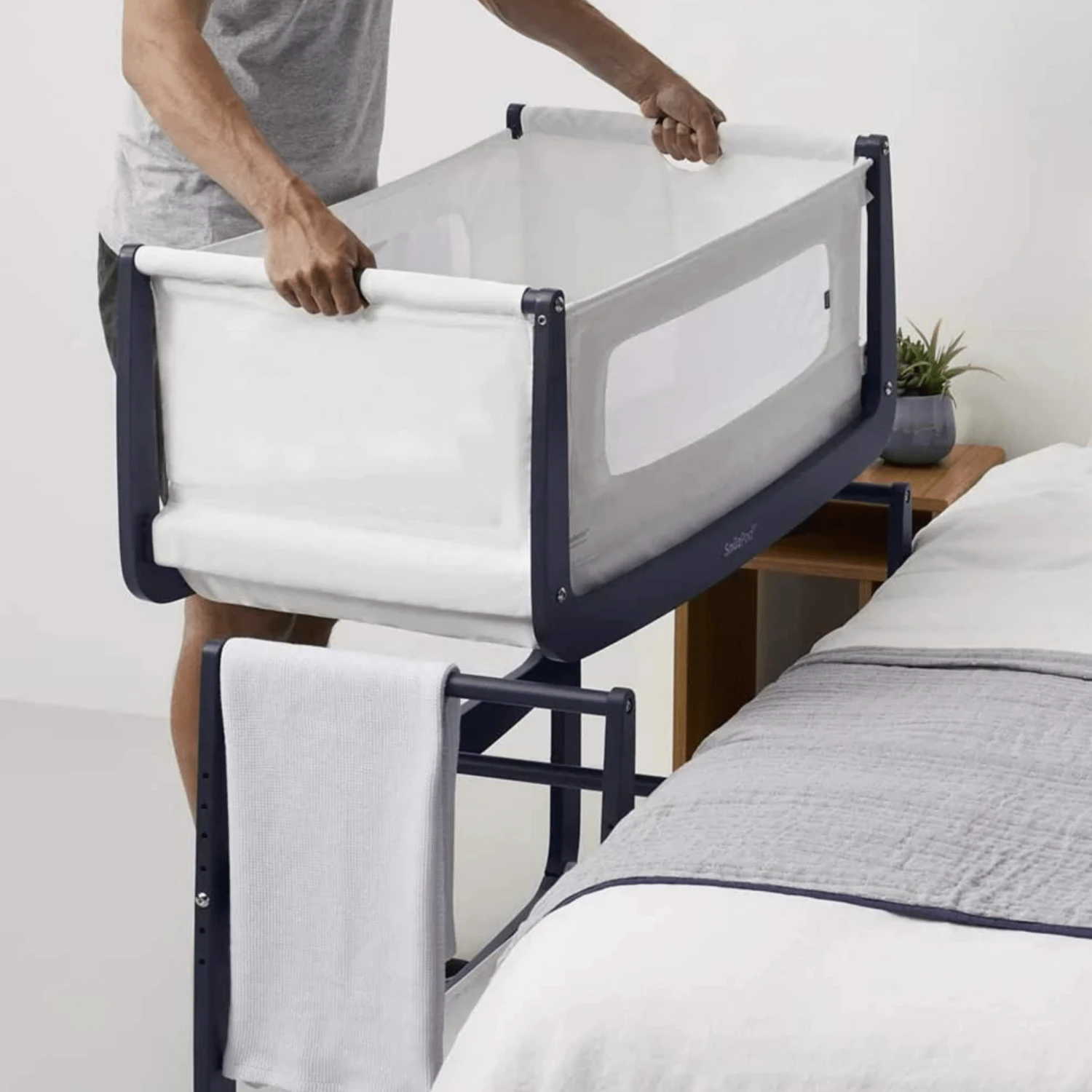 SnüzPod 4 Bedside Crib Navy 8 SnüzPod 4 Bedside Crib Navy - Image 6